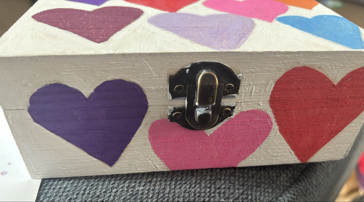 EsdaileArt's tweet image. My bespoke and hand painted #colourful #paintedbox #hearts #paintedhearts #upselling