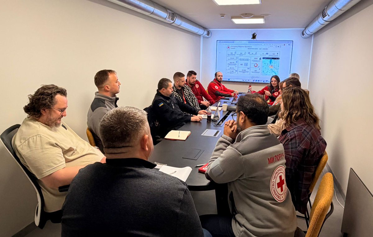 RedCrossUkraine's tweet image. 🤝 Ukrainian Red Cross &amp;amp; @SESU_UA reviewed winter response and strengthened coordination to address ongoing risks, including attacks on energy infrastructure. Efforts focus on preparedness, rapid response, and support for affected communities. 🇺🇦 #EmergencyResponse #Preparedness