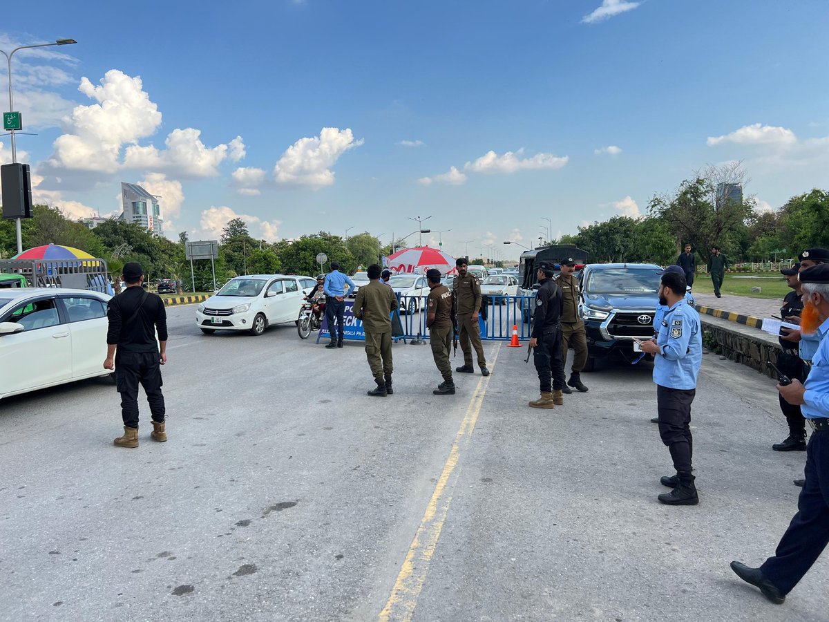 ICT_Police's tweet image. ایس ایس پی آپریشنز قاضی علی رضا کا ناکہ زیرو پوائنٹ اور ناکہ فیصل چوک پر سکیورٹی انتظامات کا تفصیلی جائزہ لیا اور ڈیوٹی پر موجود افسران کو الرٹ رہنے اور موثر چیکنگ کی ہدایات جاری کیں۔
#WeRIslamabadPolice #Security #Alert #Islamabad