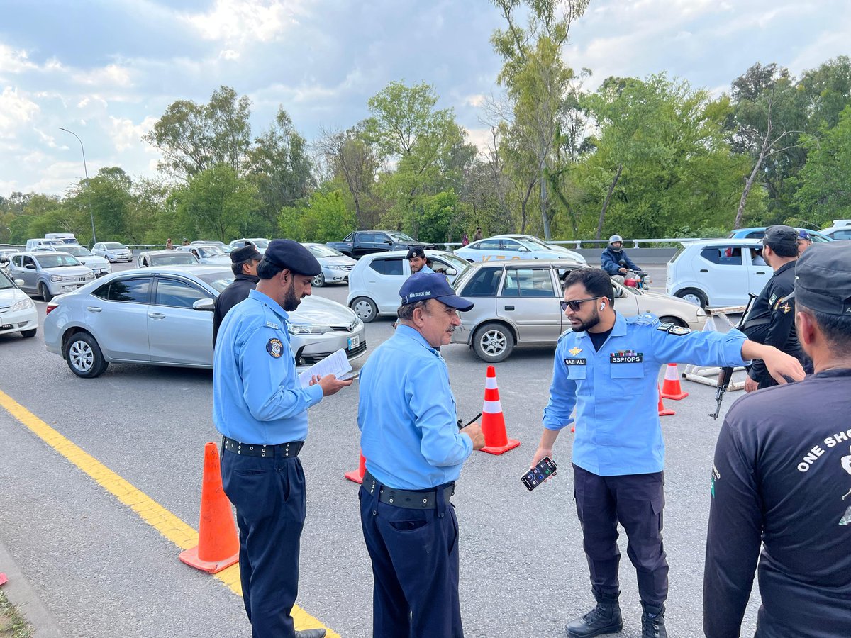 ICT_Police's tweet image. ایس ایس پی آپریشنز قاضی علی رضا کا ناکہ زیرو پوائنٹ اور ناکہ فیصل چوک پر سکیورٹی انتظامات کا تفصیلی جائزہ لیا اور ڈیوٹی پر موجود افسران کو الرٹ رہنے اور موثر چیکنگ کی ہدایات جاری کیں۔
#WeRIslamabadPolice #Security #Alert #Islamabad