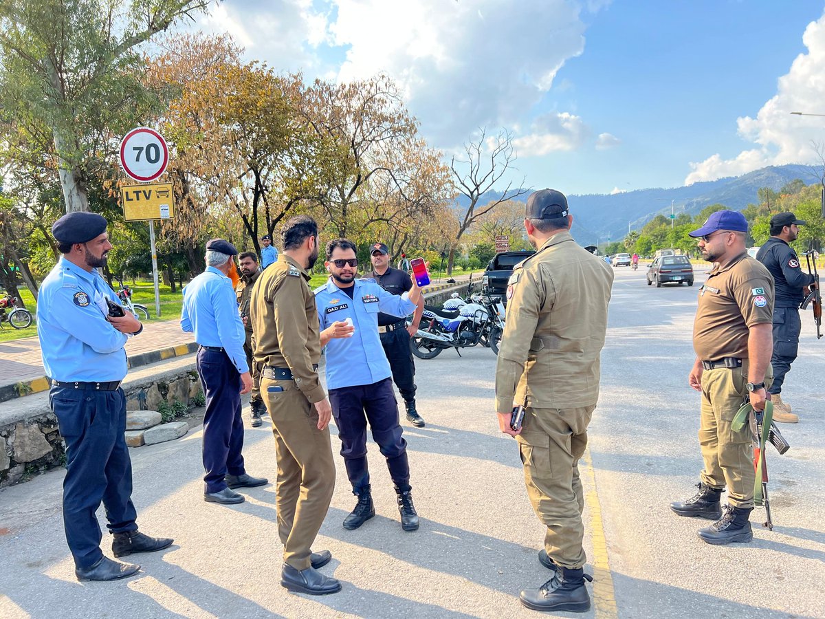 ICT_Police's tweet image. ایس ایس پی آپریشنز قاضی علی رضا کا ناکہ زیرو پوائنٹ اور ناکہ فیصل چوک پر سکیورٹی انتظامات کا تفصیلی جائزہ لیا اور ڈیوٹی پر موجود افسران کو الرٹ رہنے اور موثر چیکنگ کی ہدایات جاری کیں۔
#WeRIslamabadPolice #Security #Alert #Islamabad