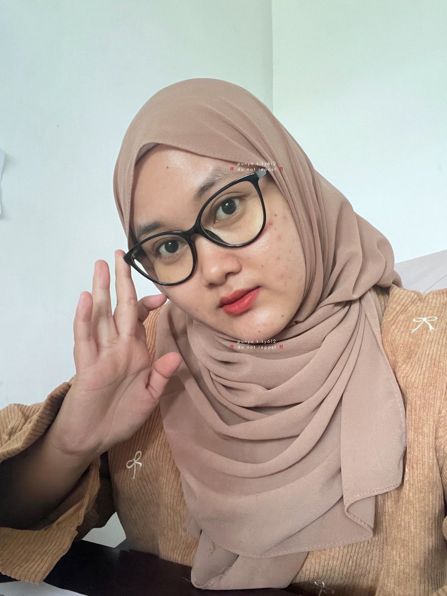 swankyeol's tweet photo. POV: telat bangun tapi harus tetap keliatan fresh ke kantor…tone up cream save the day 😭✨ https://t.co/Oh2FmrQHLD