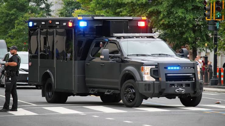 🇺🇸🇵🇰 When VP JD Vance travels in Pakistan his motorcade will feature.
• Heavily armored Chevrolet Suburbans
• Specialized ambulance/support truck
• ECM jam vehicles against explosive threats
• SUVs &amp; vans for advisors &amp; staff
• Rear tail vehicles for extra protection
40–100