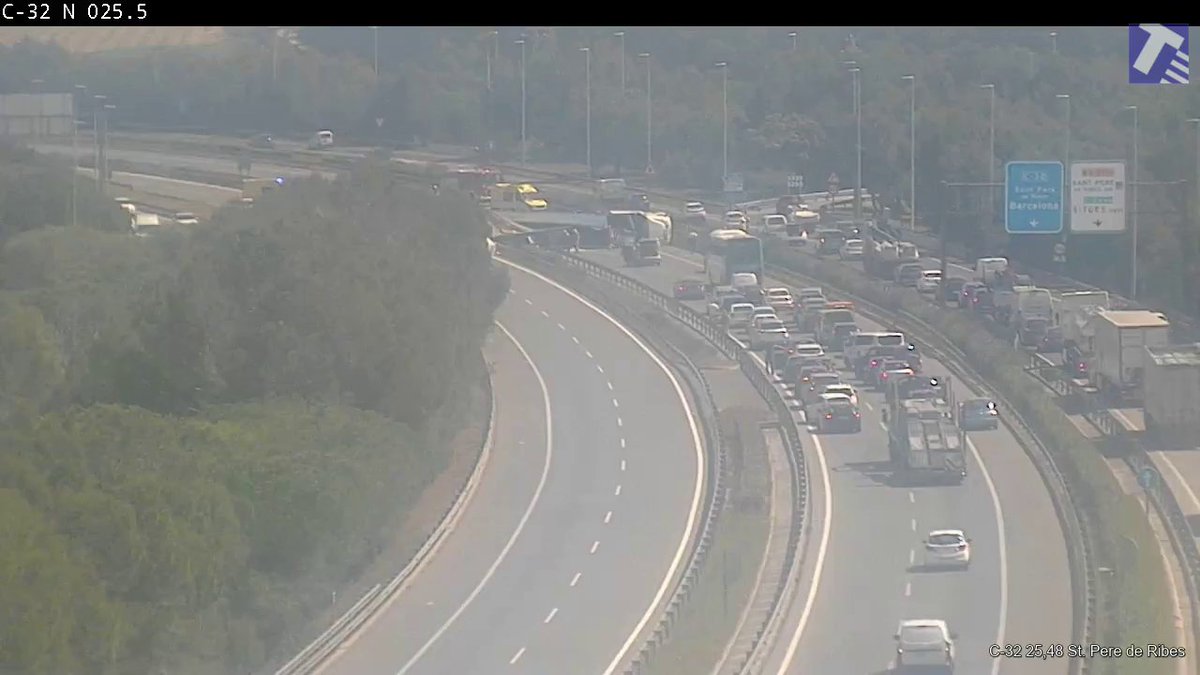 transit's tweet image. ⚫️ Tallada la C-32 en els dos sentits de la marxa a l'altura de Sant Pere de Ribes per un #accident. 

Un camió ha quedat bolcat en sentit Barcelona i la seva càrrega ha caigut en sentit Tarragona.

ℹ️ Es fan desviaments per les calçades laterals. 

#SCT