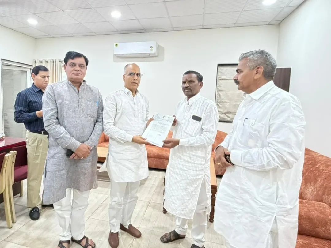 OnlineKanhaiya's tweet image. सेवा, सम्मान, समाधान!! 

आज राजकीय आवास पर प्रदेश के विभिन्न क्षेत्रों से पधारे देवतुल्य नागरिकों व जनप्रतिनिधियों से आत्मीय भेंट की व सभी की समस्याओं को सुनते हुए उनके अतिशीघ्र समाधान हेतु संबंधित अधिकारियों को आवश्यक दिशा निर्देश दिए।

#KanhaiyalalChoudhary #BJP4IND