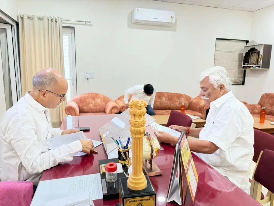 OnlineKanhaiya's tweet image. सेवा, सम्मान, समाधान!! 

आज राजकीय आवास पर प्रदेश के विभिन्न क्षेत्रों से पधारे देवतुल्य नागरिकों व जनप्रतिनिधियों से आत्मीय भेंट की व सभी की समस्याओं को सुनते हुए उनके अतिशीघ्र समाधान हेतु संबंधित अधिकारियों को आवश्यक दिशा निर्देश दिए।

#KanhaiyalalChoudhary #BJP4IND