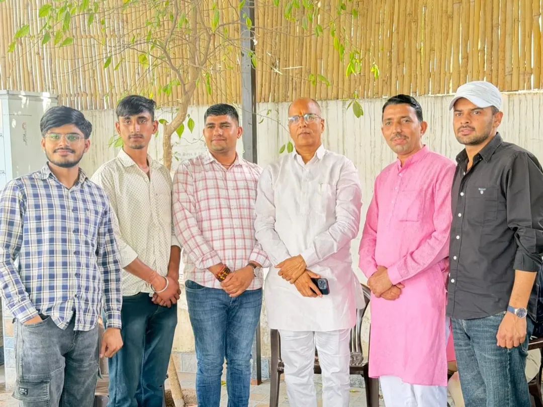 OnlineKanhaiya's tweet image. सेवा, सम्मान, समाधान!! 

आज राजकीय आवास पर प्रदेश के विभिन्न क्षेत्रों से पधारे देवतुल्य नागरिकों व जनप्रतिनिधियों से आत्मीय भेंट की व सभी की समस्याओं को सुनते हुए उनके अतिशीघ्र समाधान हेतु संबंधित अधिकारियों को आवश्यक दिशा निर्देश दिए।

#KanhaiyalalChoudhary #BJP4IND