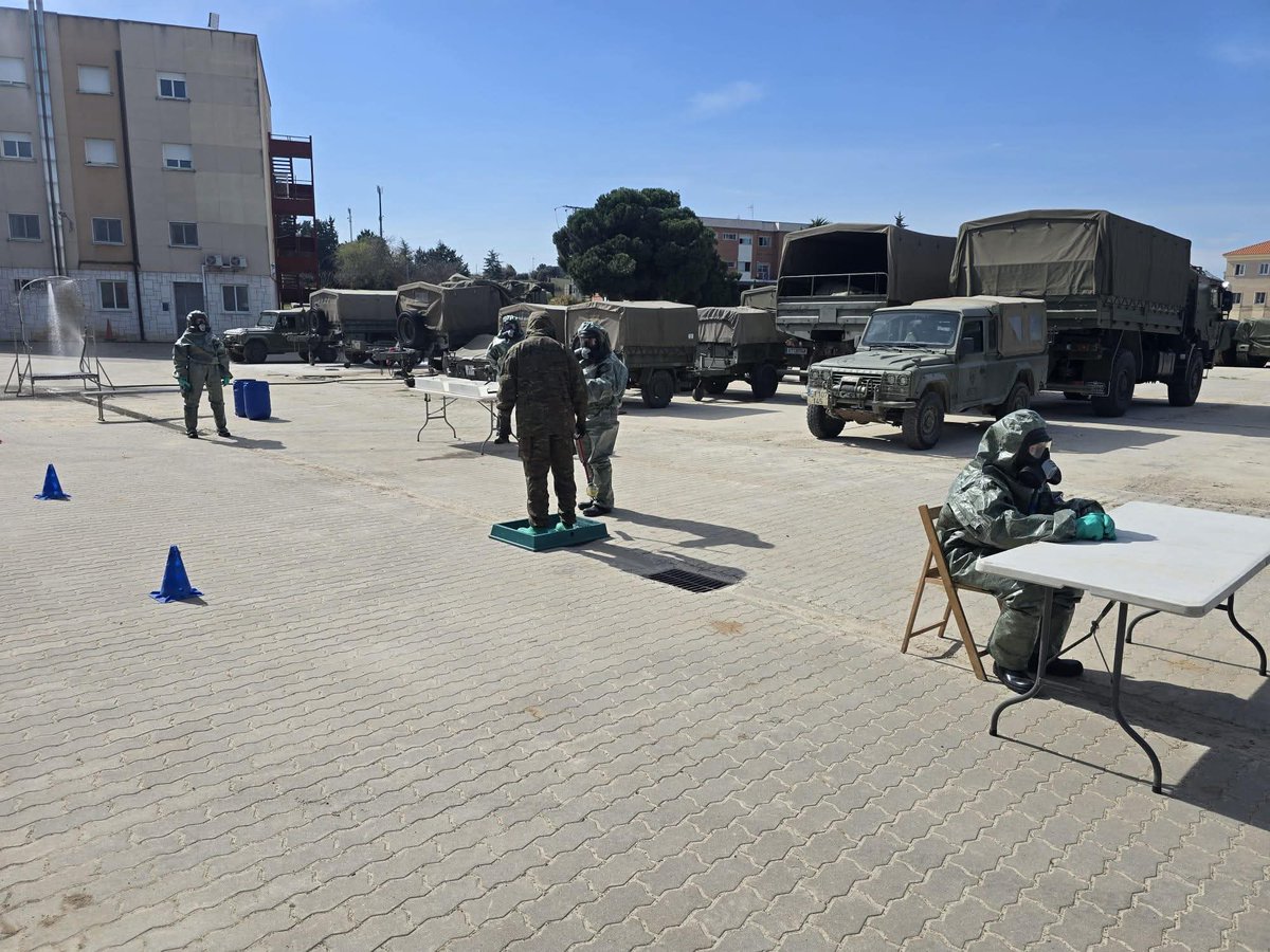 FUTER_ET's tweet photo. El Batallón del Cuartel General XII, en su plan anual de preparación, realiza actividades de endurecimiento, conducción y descontaminación NBQ, orientadas a mejorar la instrucción y el adiestramiento y reforzar las capacidades de la Unidad.
#brigadaguadarramaxii
#SomostuEjército https://t.co/AP3Ibm6PY4