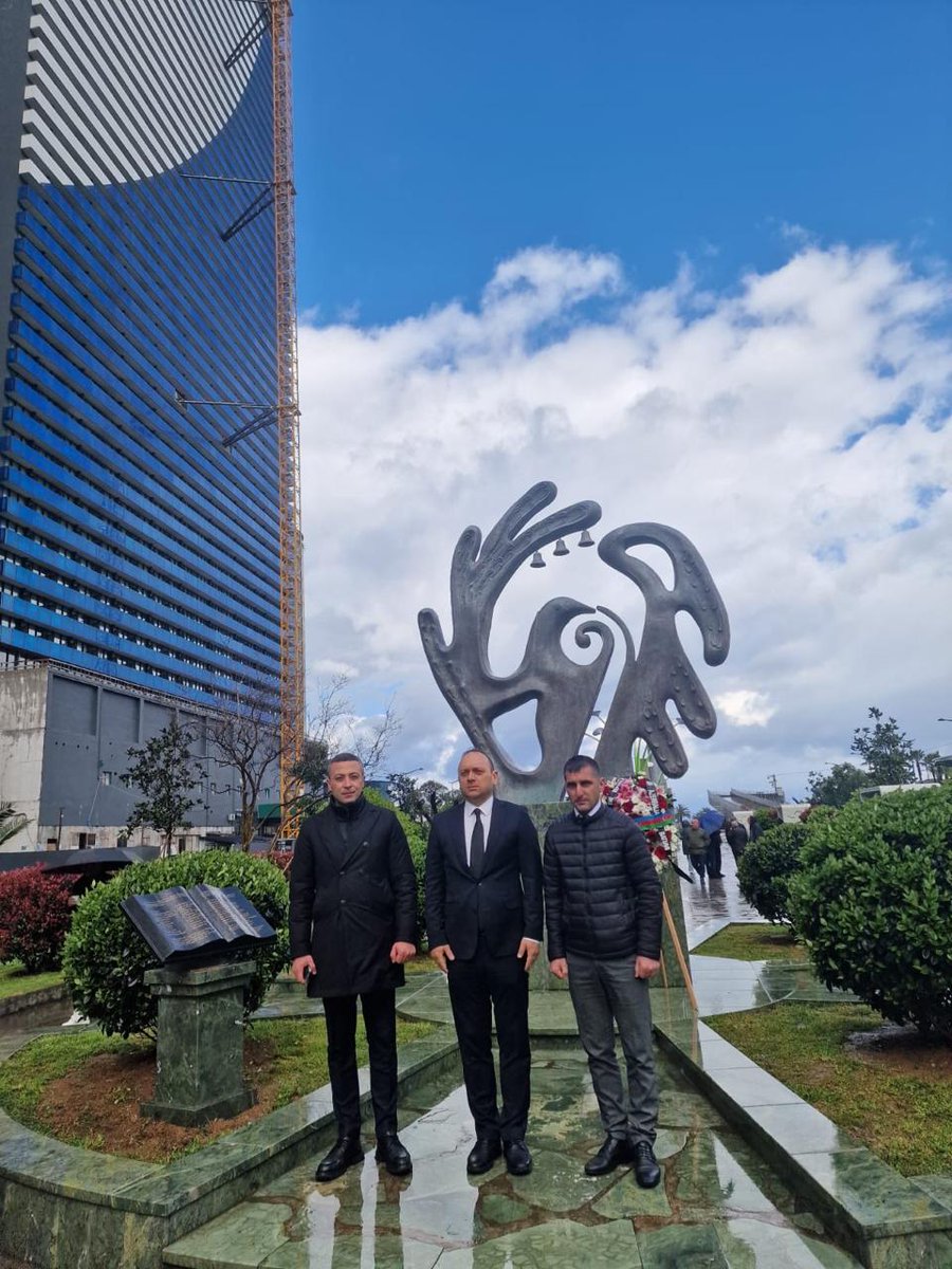 ConsulateI17819's tweet photo. With the participation of the Consul General of the Republic of #Azerbaijan🇦🇿 in Batumi Fuad Azizov and employees of the Consulate General, a wreath was laid at the monument to the victims of #April9🇬🇪 in Batumi and the memory of the victims of the tragedy was honored. https://t.co/gz320hkj66