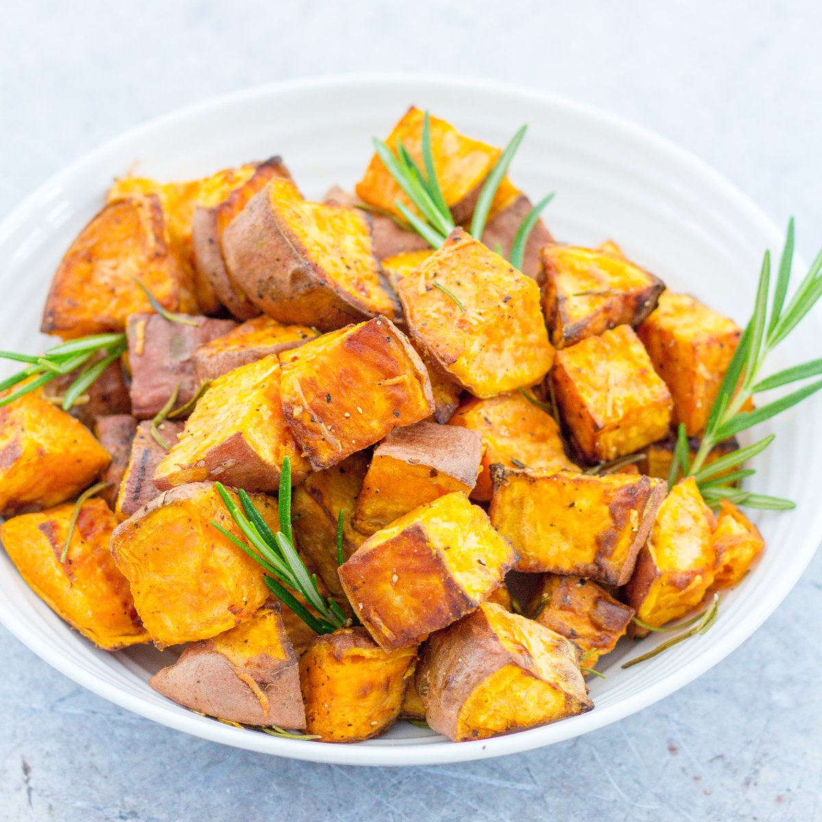 easypeasyfoodie's tweet image. Packed full of flavour and goodness, my Easy Roast Sweet Potatoes with Rosemary and Garlic are delicious with a classic roast dinner… but equally at home with your midweek favourites! bit.ly/2CXYjgo 

#sweetpotatoes #easysides #easypeasyfoodie