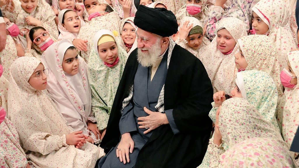 شما کسانی را به شهادت می‌رسانید،
که عمریست مخلصانه و پی‌در‌پی
 به دنبال شهادت‌اند و در حقیقت،
آن‌هارا به آرزویشان رسانده‌اید.
#شهید_ایران