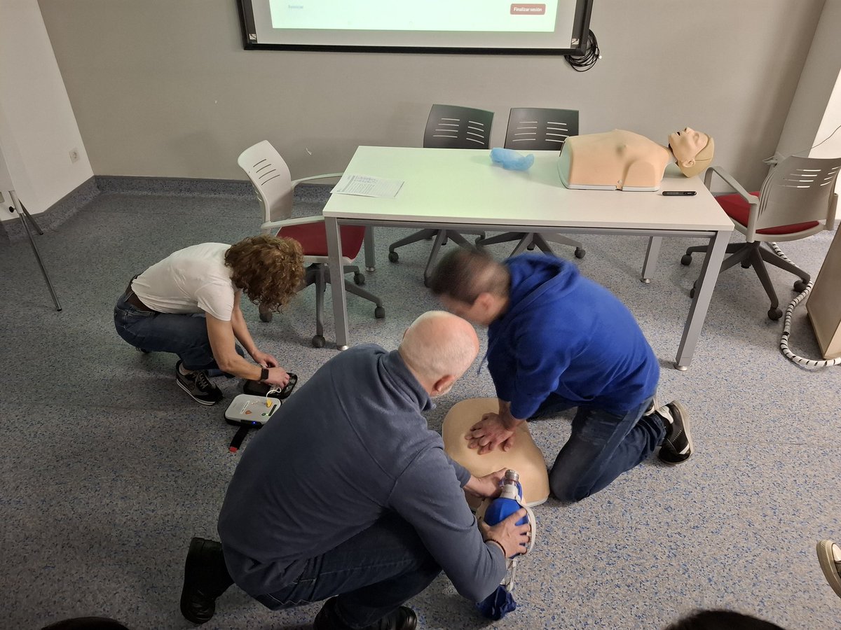 JCarballo93's tweet photo. Nuevo curso de SVB con nuestros compañeros de Rea, TCAEs y celadores. 
Muchas ganas y un gran desempeño, muy buen equipo. #AnestCHUAC https://t.co/9kl9q1AY2T