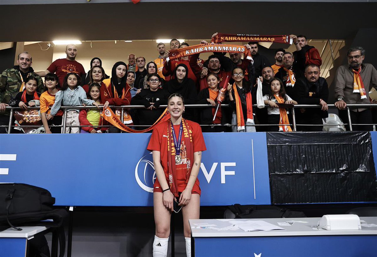 msoyaL's tweet photo. Dün Burhan Felek Spor Salonu’nda çok özel misafirlerimiz vardı.
Kahramanmaraş konteyner kentte yaşayan kız çocuklarımızı final maçında ağırlamanın mutluluğunu yaşadık.

Bu güzel organizasyona destek veren #Birlikte1905 ekibine ve kulübümüze teşekkür ederiz. https://t.co/8Vdtxmpf1G