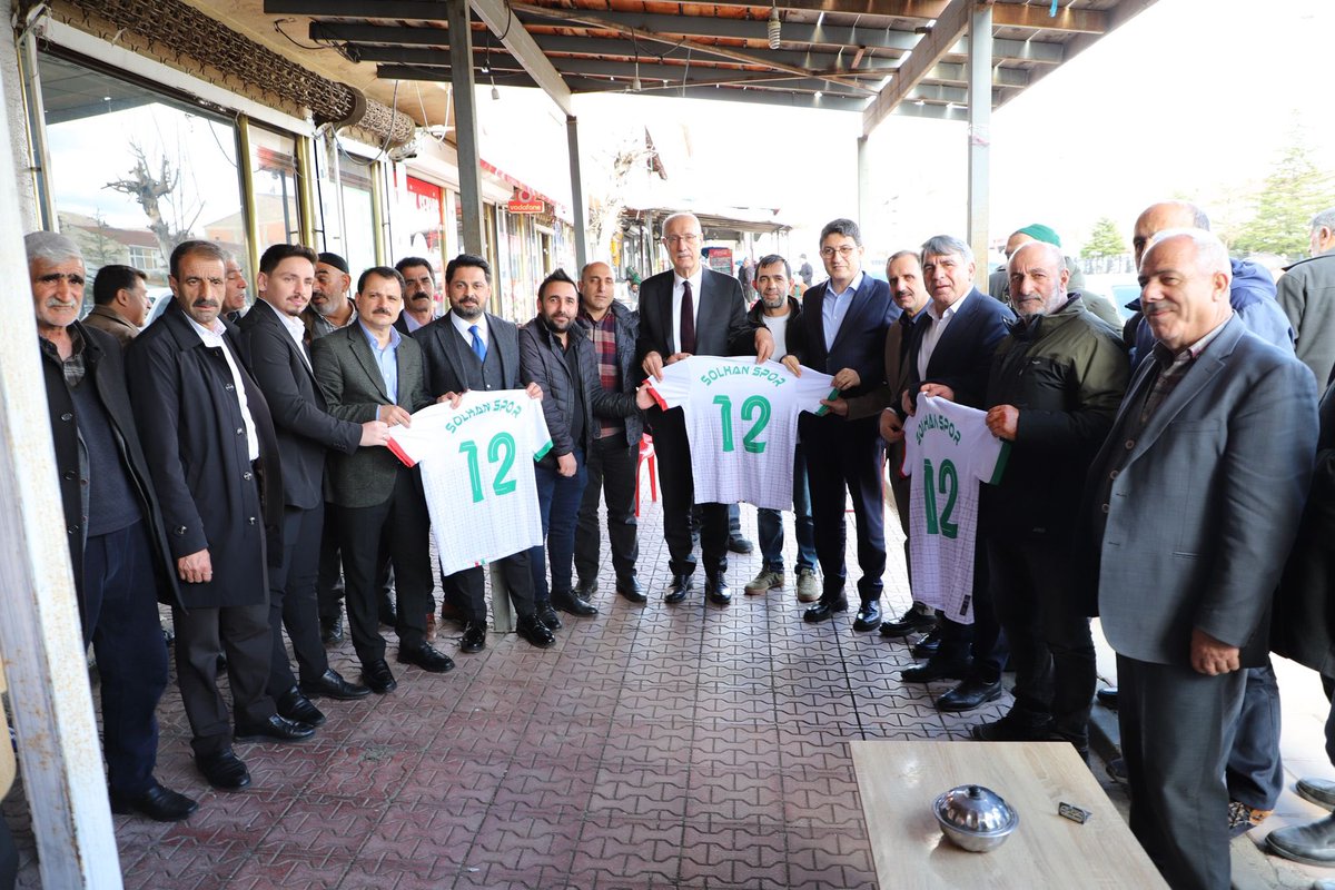 FeyziBerdibek1's tweet photo. 📍Solhan

Solhan ilçemizi ziyaret ederek kıymetli hemşehrilerimizle samimi ve sıcak bir ortamda bir araya geldik. Gönül gönüle kurduğumuz bu güzel sohbetler, birlik ve beraberliğimizin en kıymetli göstergesidir. 
Misafirperverlikleri için Solhanlı hemşehrilerimize gönülden teşekkür ediyorum. 

@Korkutata_Zeki @yilmaz_seven @ahakimyildiz @ZiyaAtas12 @NihatDogu12