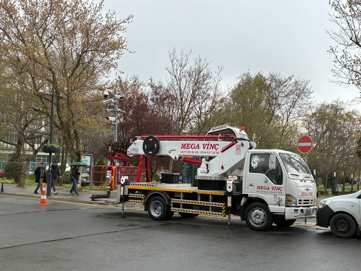 itununsesiyiz's tweet photo. Ali İhsan Aldoğan yurdunda yaşanan taciz olayının ardından alınan “önlemler”:

➡️Olayın yaşandığı yurttaki görevliler görevinden alındı.
➡️Kampüsün içerisine yeni kameralar takıldı.
➡️Kampüs girişlerindeki güvenliklerin sayısı arttı.
➡️Kampüs içerisindeki işletmelerin personellerinin ve kuryelerin kampüse girişi engellendi.

ÖYLEYSE SORUYORUZ:

Olaydan önce de var olan güvenlik görevlilerinin ve kameraların yaşanan olayı önleyemediği açıkken, bu göstermelik güvenlik artırımı neye hizmet edecek? 

Yurt görevlileri görevden alınırken; güvenlik amirleri, rektör gibi üst düzey yetkililerin suçu yok mu? Yoksa siyasi bağlantıları nedeniyle görevden alınamıyorlar mı? 

Geçmişte olduğu gibi olayın üstünü örtmeye, sosyal medyada yayılmasını önlemeye çalışmak, tacizin önlenmesine yönelik bir adım mıdır, yoksa rektörün imajını korumaya yönelik bir adım mı? 

Her gün kadınların katledildiği, tacize uğradığı, tacizcilerin hiçbir ceza almadığı bir ülkenin mimarı AKP iken; AKP’nin rektörü Hasan Mandal İTÜ içerisindeki tacizleri nasıl önleyebilir?