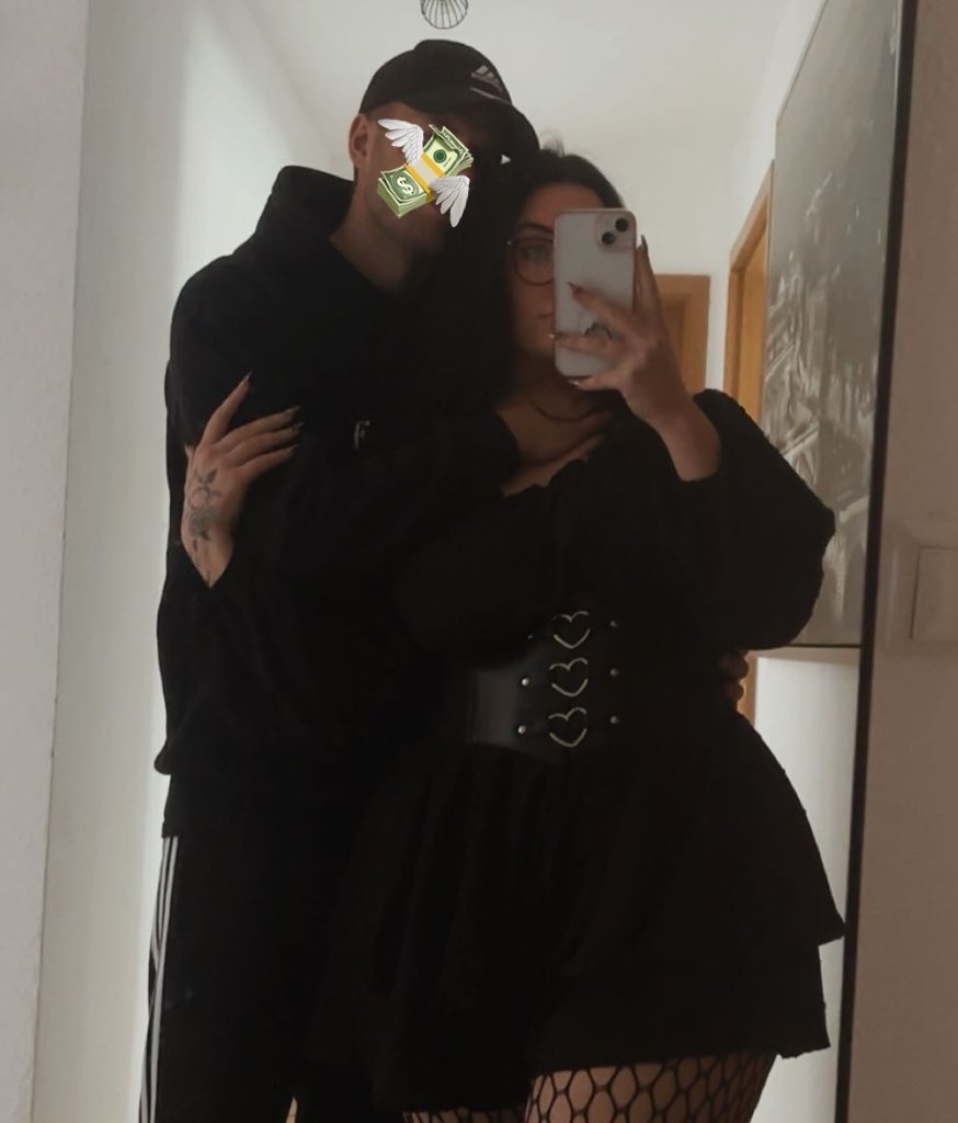 alphabossnr1's tweet photo. Wir geniessen das Wetter in der Stadt und du darfst die Zeit nutzen mein Konto wachsen zu lassen. Genau die richtige Rollen verteilung für dich Versager.😈 
#Findom https://t.co/IDk1oSc2mX