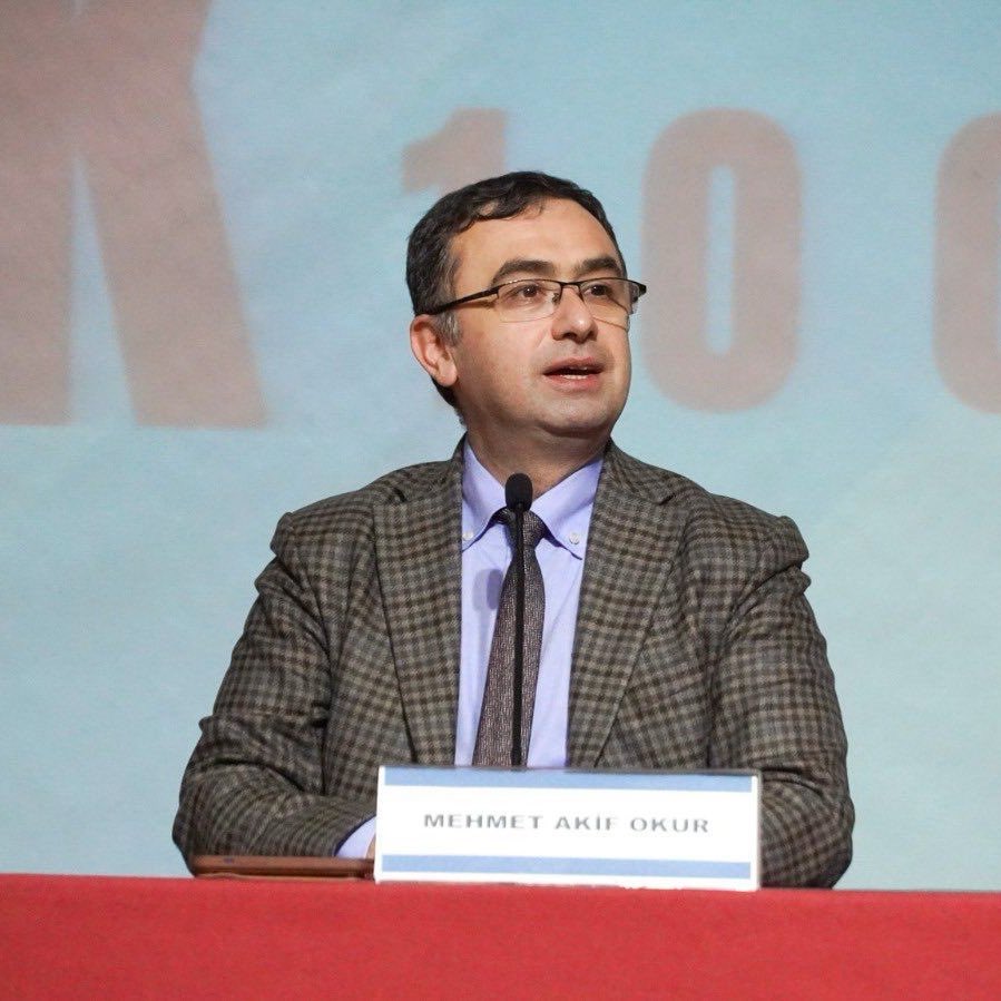 itibarhaberx's tweet photo. Prof. Dr. Mehmet Akif Okur:

“Dubai'nin Türkiye'ye taşınabileceği düşüncesi, onu var eden sistemin aynen devam edeceği varsayımına, bu da küreselleşme paradigmasına duyulan inanca dayanıyor.

Bu durumda Dubai ile ilgili tek sorun füzelermiş gibi gözüküyor. Peki ya sistemik bir değişim yaşıyorsak?

Yani sallanan en alttaki küpse?”