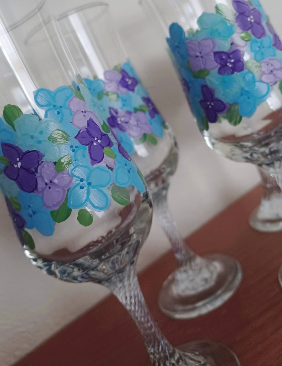SuziQCrafts's tweet image. *ENDLESS SUMMER*
I've painted these gorgeous, vintage Dema Renaissance glasses full of hydrangeas 😍 They are now cured and available to purchase for just £24.99 for the set of 4 💝

folksy.com/items/8633499-…

#handpainted #wineglass #champagne #party #floral #thursday #shopindie