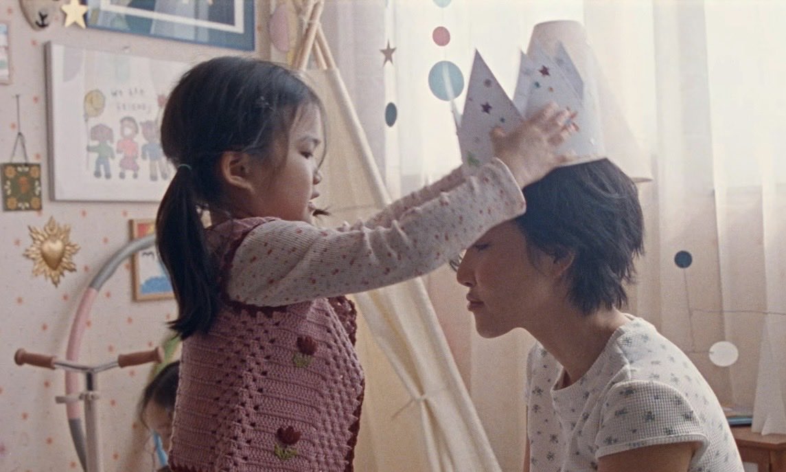the child replacing maria’s thorny crown with the cute paper crown which she put on hwasa’s head 😭😭😭 THE SYMBOLISMS OF IT ALL