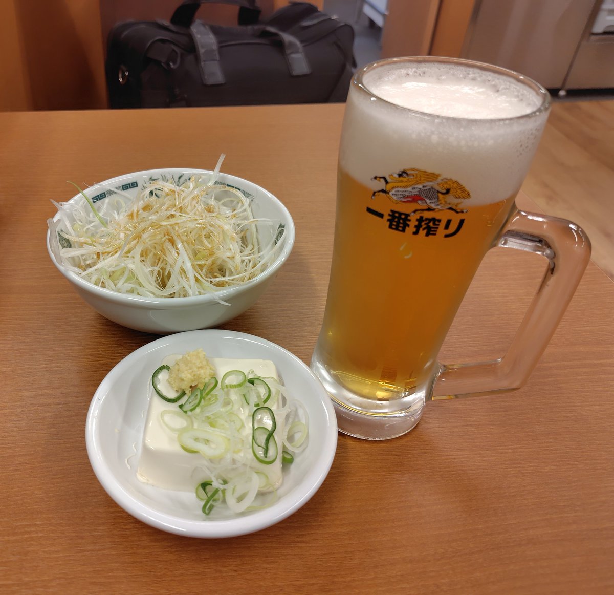 KAZ__46's tweet photo. 今晩わ🌙お疲れ様です☺
やっと仕事も落ち着き明日から今の所暇な日々になります😅笑
そんな今日は日高屋で🍻週末は連休なので あと1日のんびり仕事します笑
 #晩飯
 #晩酌
 #日高屋
 #Twitter晩酌部
 #X晩酌部 https://t.co/tJ8vlm6gq7
