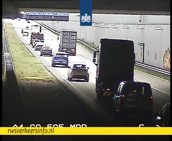 RWSverkeersinfo's tweet image. Op de #A4 bij de Ketheltunnel staat een vrachtwagen met pech op de rechterrijstrook. Het verkeer richting Rotterdam rijdt met 30 minuten vertraging via de linkerrijstrook erlangs. Door file op de omleidingsroute is omrijden geen optie.