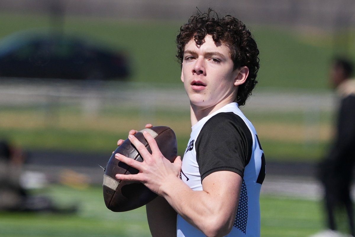 youareathlete's tweet photo. 2029 QB Colton Sims (@Colton2Sims) out of Walled Lake Central HS (MI.) 

“Pocket passer who can make sharp throws &amp; be accurate Shows solid touch going deep, throwing w/ anticipation moving the ball upfield.” - @BHoward_11 https://t.co/Rnj4Cvya04