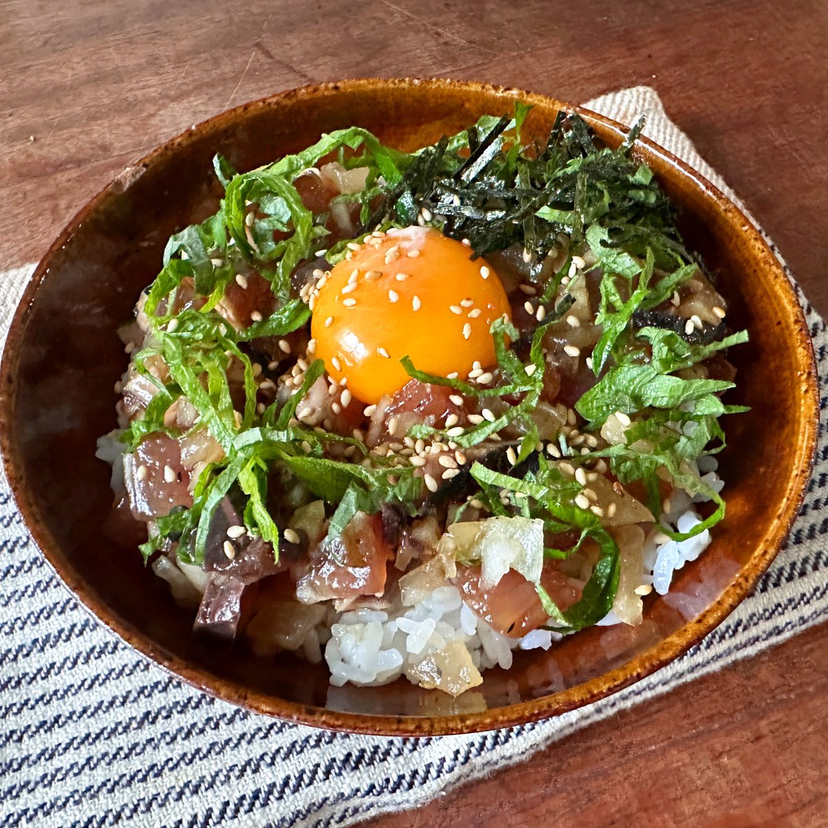 syunkon0507's tweet photo. 初夏に食べたい【カツオのたたきと新玉ねぎのユッケ丼】

コレめっちゃ美味しい！！スーパーで売ってるカツオのたたきに新玉とたくあんで食感と甘味を加えました。コチュジャン不要、家にある材料で作れる！！

辛味ゼロなんで子供でも食べられるし、他のお刺身でも◎

レシピ
https://t.co/rRvZULKScR https://t.co/YR4y8MZLTn