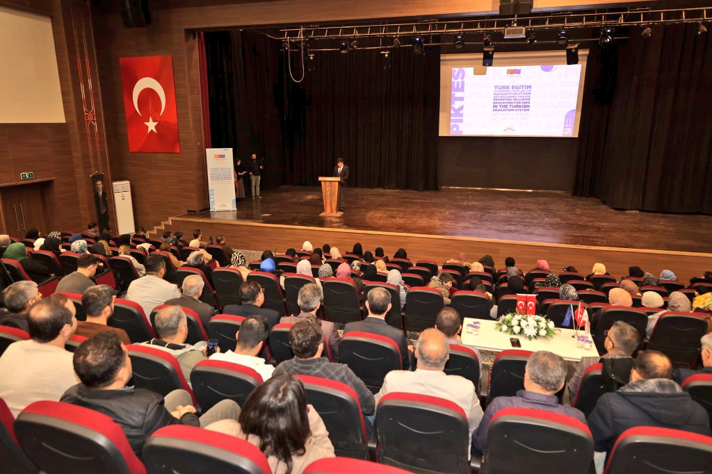 mardinilmem's tweet photo. 📚 PIKTES projesi kapsamında Türk ve yabancı uyruklu velilerimizle bir araya geldik.

👨‍🏫 Aile seminerinde Prof. Dr. Halis Sakız; akran zorbalığı, empati kültürü ve sağlıklı akran ilişkilerinin çocukların psikososyal gelişimindeki kritik rolünü çarpıcı örneklerle anlattı. Gerçek ve kalıcı eğitimin ailede başladığı vurgulanan programda, toplumsal uyumun temelinde güçlü aile iletişiminin yer aldığı bir kez daha hatırlatıldı.

Seminer sonunda İl Millî Eğitim Müdürümüz Sayın Ali Eyyüpkoca tarafından Prof. Dr. Sakız’a çiçek ve plaket takdim edildi. Programın düzenlenmesinde emeği geçen herkese teşekkür ederiz.

👉🏻 https://t.co/RGwFxhEw9n

@tcmeb
@Yusuf__Tekin
@tuncay_akkoyun 
@ali_eyyupkoca