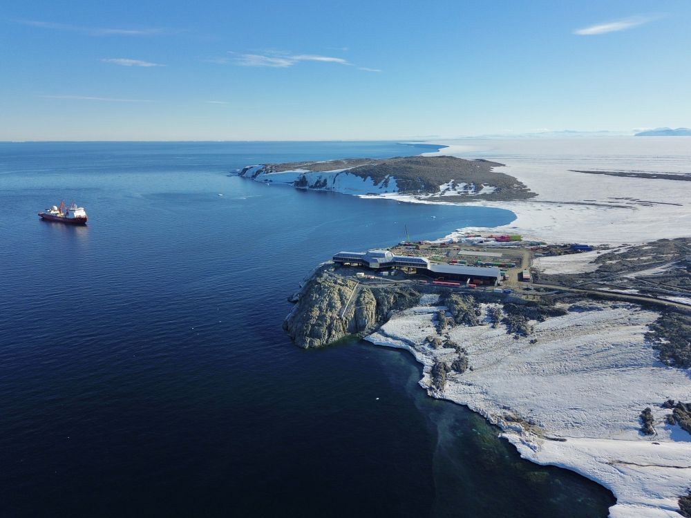 CGPRCinDubai's tweet image. China's research #icebreaker Xuelong, or Snow Dragon, returned to Shanghai in east #China on Apr. 9 after a 160-day-long voyage which formed part of the country's 42nd Antarctic expedition.