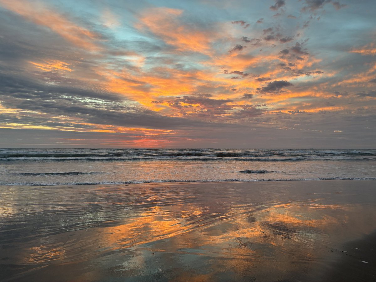 philklotzbach's tweet image. Gulf sunrise from @HurricaneCon on South Padre Island, Texas.  CSU will release its first Atlantic seasonal #hurricane forecast for 2026 this morning at 10am EDT.