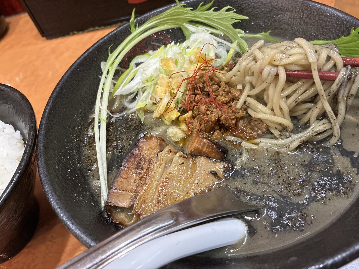 ryisakurao1's tweet photo. 南武線鹿島田駅近くの「七志」で期間限定黒胡麻担々麺。
お腹が空いたので、ゴマ！！
ピリッと山椒が効いている。
 #らーじお 
 #37diet 
 #ご褒美のラー ストック 4回 https://t.co/jH44ufTQDQ