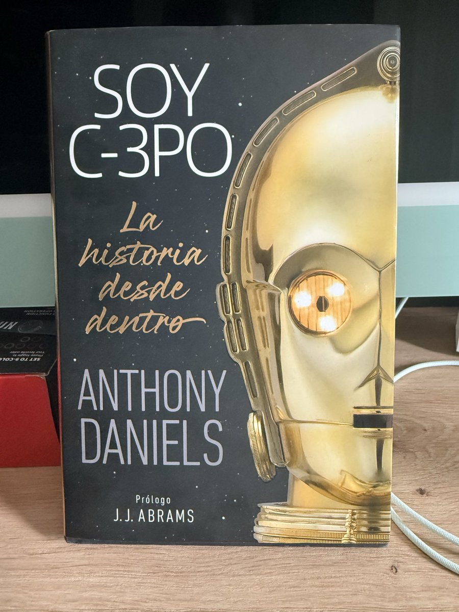 ParejaMilenaria's tweet image. Tenía este libro esperando el momento y como ahora tengo tiempo (llevo 7 libros leídos desde Febrero debido a mi baja), creo que ha llegado el momento. ¿Alguien ha leído este libro? Tiene buena pinta, ¿no? #C3PO #AnthonyDaniels #Lectura #StarWars