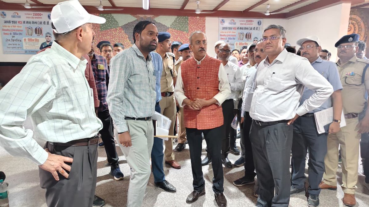 nerailwaygkp's tweet photo. अमृत भारत स्टेशन योजना के अंतर्गत पुनर्विकसित किये जा रहे मऊ जं. रेलवे स्टेशन का वरिष्ठ रेल अधिकारियों के साथ निरीक्षण करते हुए महाप्रबंधक, पूर्वोत्तर रेलवे श्री उदय बोरवणकर।
#AmritStation
#NERUpdates https://t.co/Doq2DbzMN1