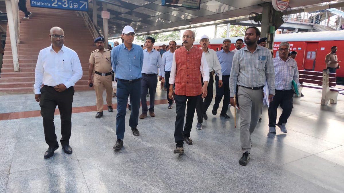 nerailwaygkp's tweet photo. अमृत भारत स्टेशन योजना के अंतर्गत पुनर्विकसित किये जा रहे मऊ जं. रेलवे स्टेशन का वरिष्ठ रेल अधिकारियों के साथ निरीक्षण करते हुए महाप्रबंधक, पूर्वोत्तर रेलवे श्री उदय बोरवणकर।
#AmritStation
#NERUpdates https://t.co/Doq2DbzMN1
