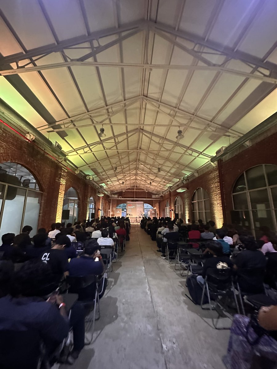 rasaljaya's tweet photo. FULL HOUSE AGAIN!
@nickwm is back at it with 250+ people joining us at the evening session at @cursor_ai meetup in Colombo!
#ColomboTech #SriLankaTech #AIBuilders #lka https://t.co/rbsJjm4fu0