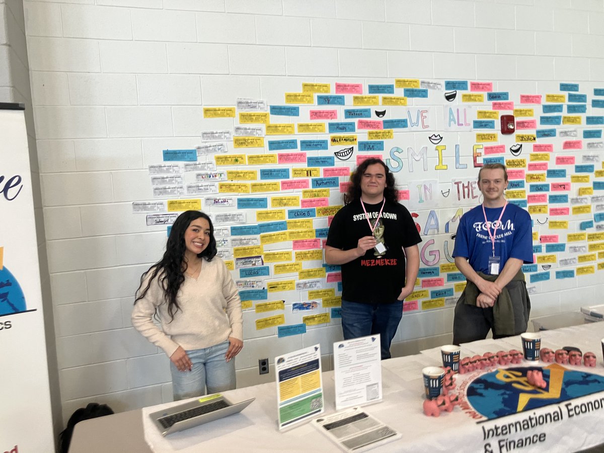 AACPSComSchools's tweet photo. Old Mill Network Family Financial Literacy Night was an incredible event! Families explored financial institutions, engaged in hands-on math activities, enjoyed interactive games, and experienced so much more. @AACountySchools #BelongGrowSucceed #AACPSCommunitySchools https://t.co/LHovntmFEz