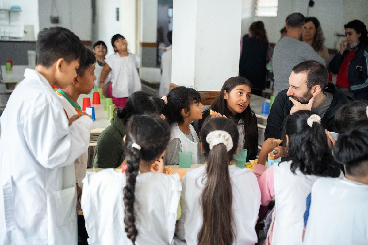 DamianSelci's tweet photo. ALMUERZO CON LOS CHICOS DE LA ESCUELA PRIMARIA N° 7 PARA HABLAR DE LA CAMPAÑA “INFANCIA SIN CELULAR” 🙌🏻

Estuve de visita en la Escuela Primaria N° 7 y durante el almuerzo charlamos con los chicos sobre la Campaña Municipal “Infancias sin celular” para también conocer sus experiencias en cuanto al acceso a los celulares. 

Desde el Municipio trabajamos articuladamente con las escuelas para ir construyendo juntos entornos pedagógicos con menor presencia de pantallas y que los chicos puedan estudiar mejor 💪🏻