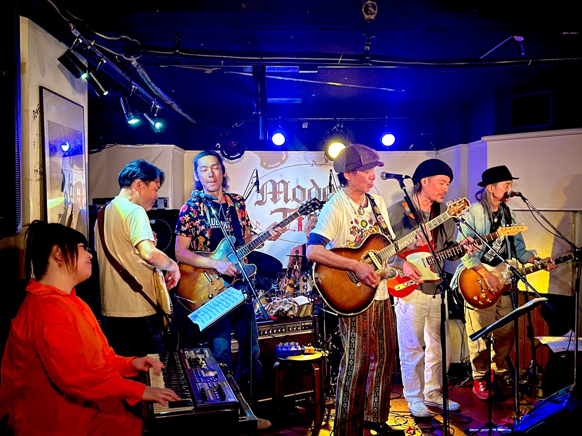 【現場の拓馬です🎤🗒️】
本日のモダンは、華たかPlus＋
花篠靖トリオツーマンです！！

ブルースとロックに
どっぷり浸かってます🎩🎸

ただいまアンコールセッション中！！！