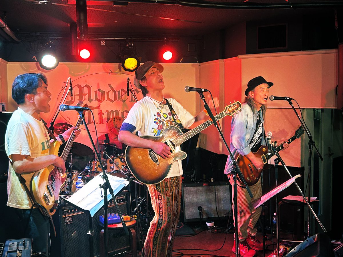ModernTimes1's tweet photo. 【現場の拓馬です🎤🗒️】
本日のモダンは、華たかPlus＋
花篠靖トリオツーマンです！！

ブルースとロックに
どっぷり浸かってます🎩🎸

ただいまアンコールセッション中！！！ https://t.co/oGekxEc1Pa