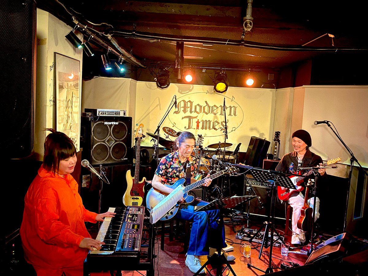 ModernTimes1's tweet photo. 【現場の拓馬です🎤🗒️】
本日のモダンは、華たかPlus＋
花篠靖トリオツーマンです！！

ブルースとロックに
どっぷり浸かってます🎩🎸

ただいまアンコールセッション中！！！ https://t.co/oGekxEc1Pa
