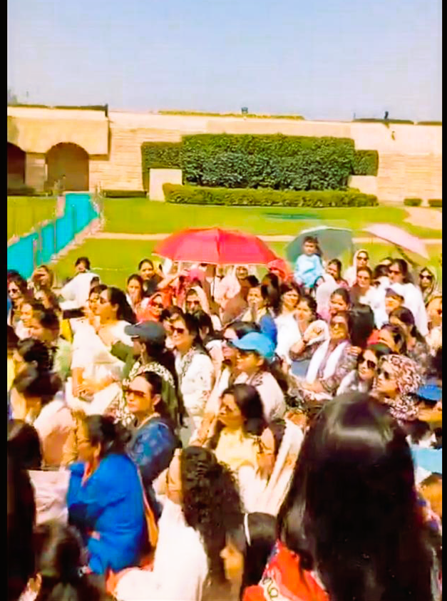 Ambuj_t_Lko's tweet photo. #Currentlyreading Families of military personnel protest at Rajghat, call CAPF Bill ‘Black Law’ https://t.co/wS899GtgDd @HMOIndia @PMOIndia @AmitShah #capfbill #paramilitaryrejectsblacklaw #trending #Modigovernment #IndianArmedForces https://t.co/F8Tdk1YOrR