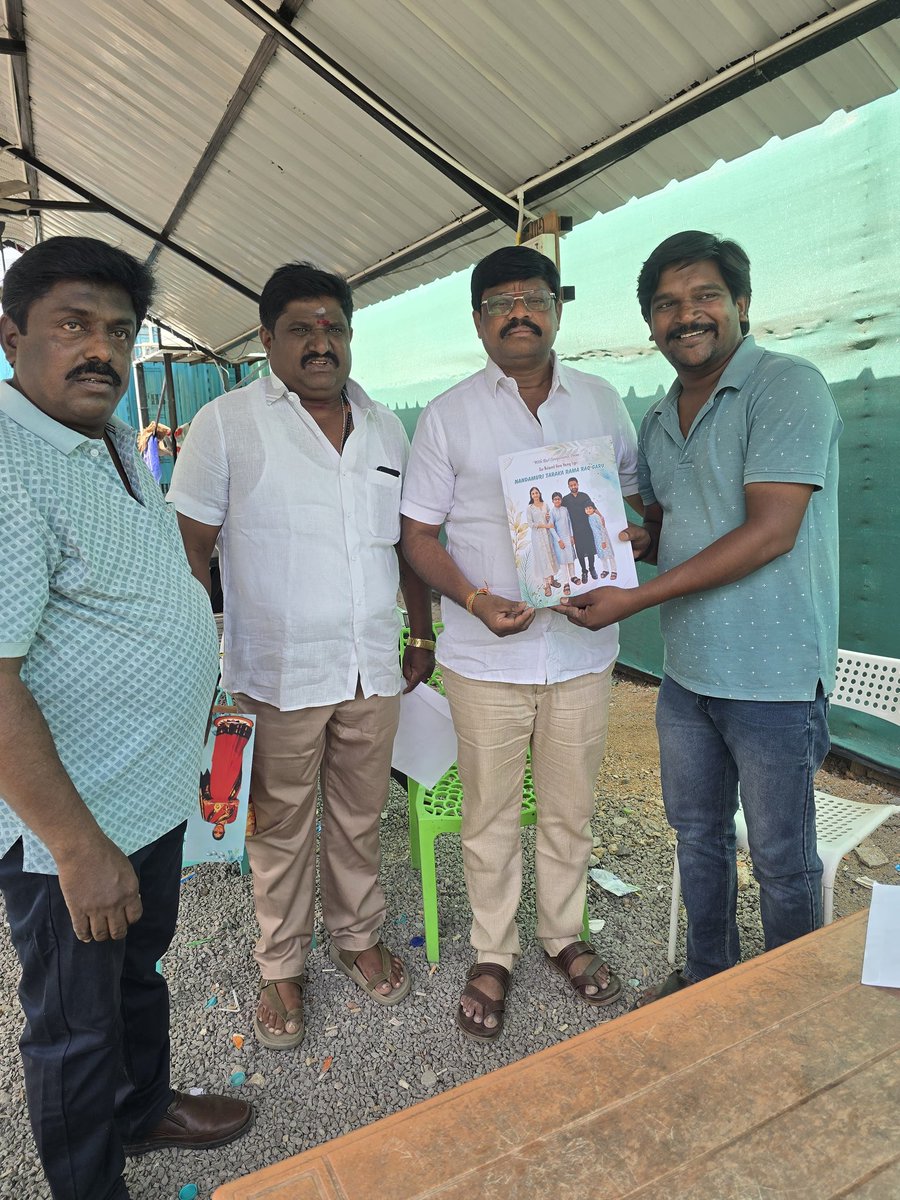 Chandntradoni's tweet photo. ఈరోజు స్టేట్ వైడ్ ఎన్టీఆర్ ఫ్యాన్స్ కన్వీనర్ బళ్ళారి బసవరాజ్ అన్న గారి కుమారుడి వివాహమునకు ఆదోనికి విచ్చేసి స్టేట్ వైడ్ కన్వీనర్ ముజీబ్ అన్న గారికి మరియు NTR ఫ్యాన్స్ జిల్లా ఉపాధ్యక్షులు చాంద్ ఎన్టీఆర్ కు పెళ్ళి పత్రిక అందజేసి ఆహ్వానించిన బసవ రాజు అన్న గారు.. @tarak9999 https://t.co/GYtajGR1Wa