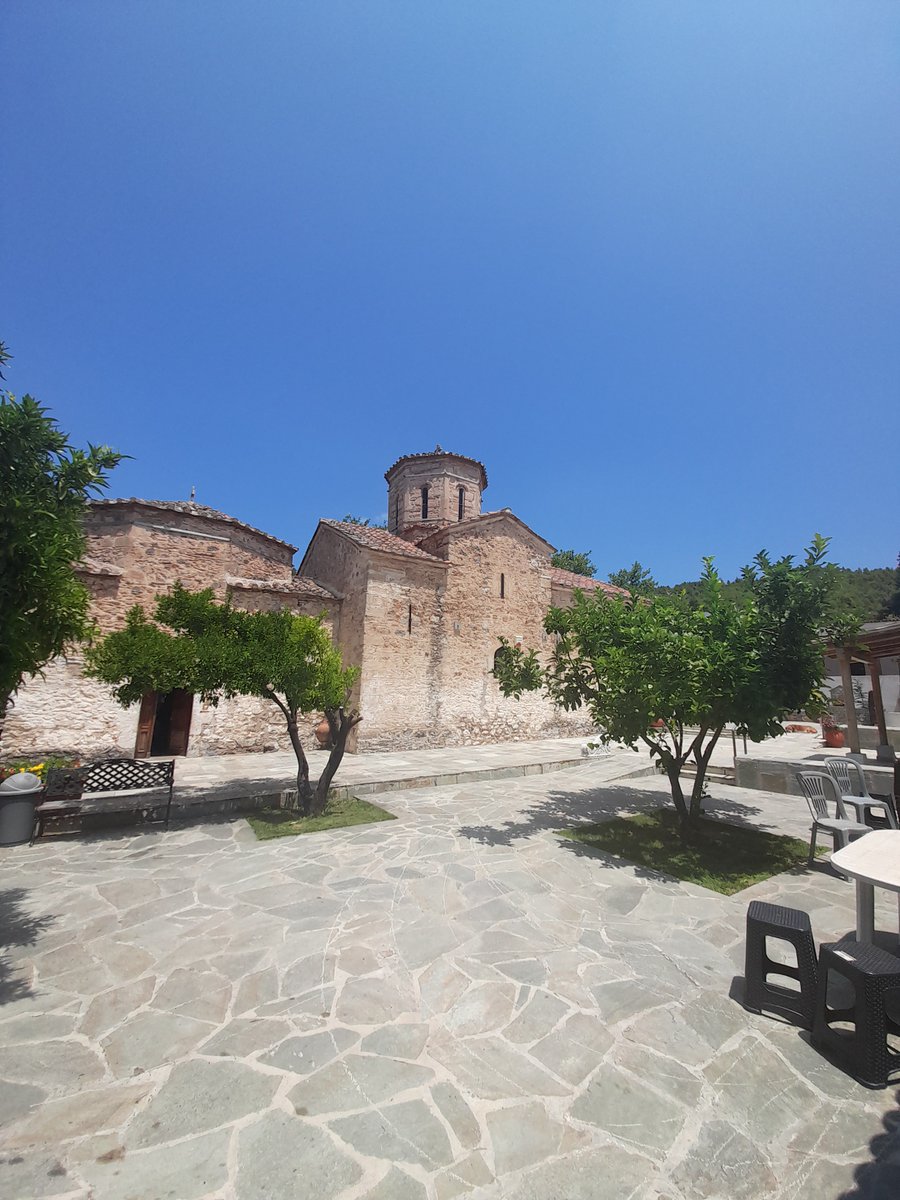 Κι έρχεται κάποια στιγμή μεγαλώνοντας που δεν κάθεσαι πλέον να λύνεις το σταυρόλεξο του καθενός, ας το λύσει μόνος του ... αρκεί που εσύ  έχεις λύσει το δικό σου! Καλό απόγευμα