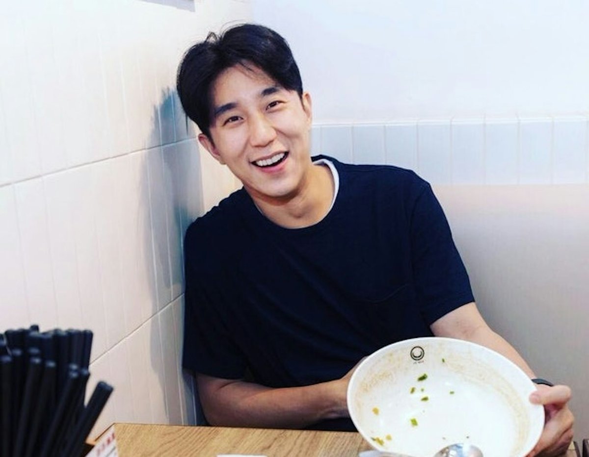 hongkongland_jp's tweet photo. ＃ジャッキー・チェン、#ジェイシー・チャンと恵州で目撃　かつて疎遠だった父子関係に“雪解け”の兆し
世界的アクションスターとして知られるジャッキー・チェンが、息子のジェイシー・チャンとともに中国・恵州を訪れていたことが、ネット上で注目を集めている。

このほど現地のネットユーザーが、恵州でジャッキー・チェンを見かけたとして写真を投稿。写真の中のジャッキー・チェンは、複数の同行者に囲まれながら園内の景色を眺めており、眼鏡にシンプルなシャツ姿という自然体の装いを見せていた。マスクを外したリラックスした様子も印象的だった。

投稿者によると、現場には息子のジェイシー・チャンもいたといい、親子が同じ場に姿を見せたことに驚きの声も上がった。SNS上では
「まさかジェイシー・チャンと一緒にいるところまで見られるなんて、本当にうらやましい」
といったコメントも寄せられ、父子そろっての目撃情報が話題となっている。

ジャッキー・チェンはこれまで、息子に対して非常に厳しい姿勢で接してきたことで知られている。その教育方針は時に親子間の意思疎通を難しくし、関係がぎくしゃくした時期もあったという。かつては「年に一度は電話する」といった約束があったものの、ジャッキー・チェンがつい批判的な言葉を口にしてしまうことで、連絡が途絶える状態にまで発展したとされる。

そうした中、ジャッキー・チェンは今年1月、ジェイシー・チャンに対して公に謝罪したことでも話題になった。長年の父としての接し方を振り返り、自身の厳しさが親子関係に影響を与えたことを認めた形だ。

一方で、父としての情は変わらず持ち続けてきたようだ。ジェイシー・チャンは2014年、台湾俳優との薬物問題により大きくイメージを損なったが、その後もジャッキー・チェンは複雑な思いを抱えながら、息子を見守り続けてきたとされる。

最近では、ジャッキー・チェンがジェイシー・チャンを伴って各地を訪れる姿も伝えられており、以前よりも親子の距離が近づいている印象を受ける。今回の恵州での目撃も、そんな関係修復の流れを感じさせる一幕となった。

長い時間を経て少しずつ歩み寄りを見せるジャッキー・チェン親子。かつてのわだかまりを越え、自然な形で再び絆を深めていけるのか、今後も注目が集まりそうだ。

出典
https://t.co/7ynuCKDydX