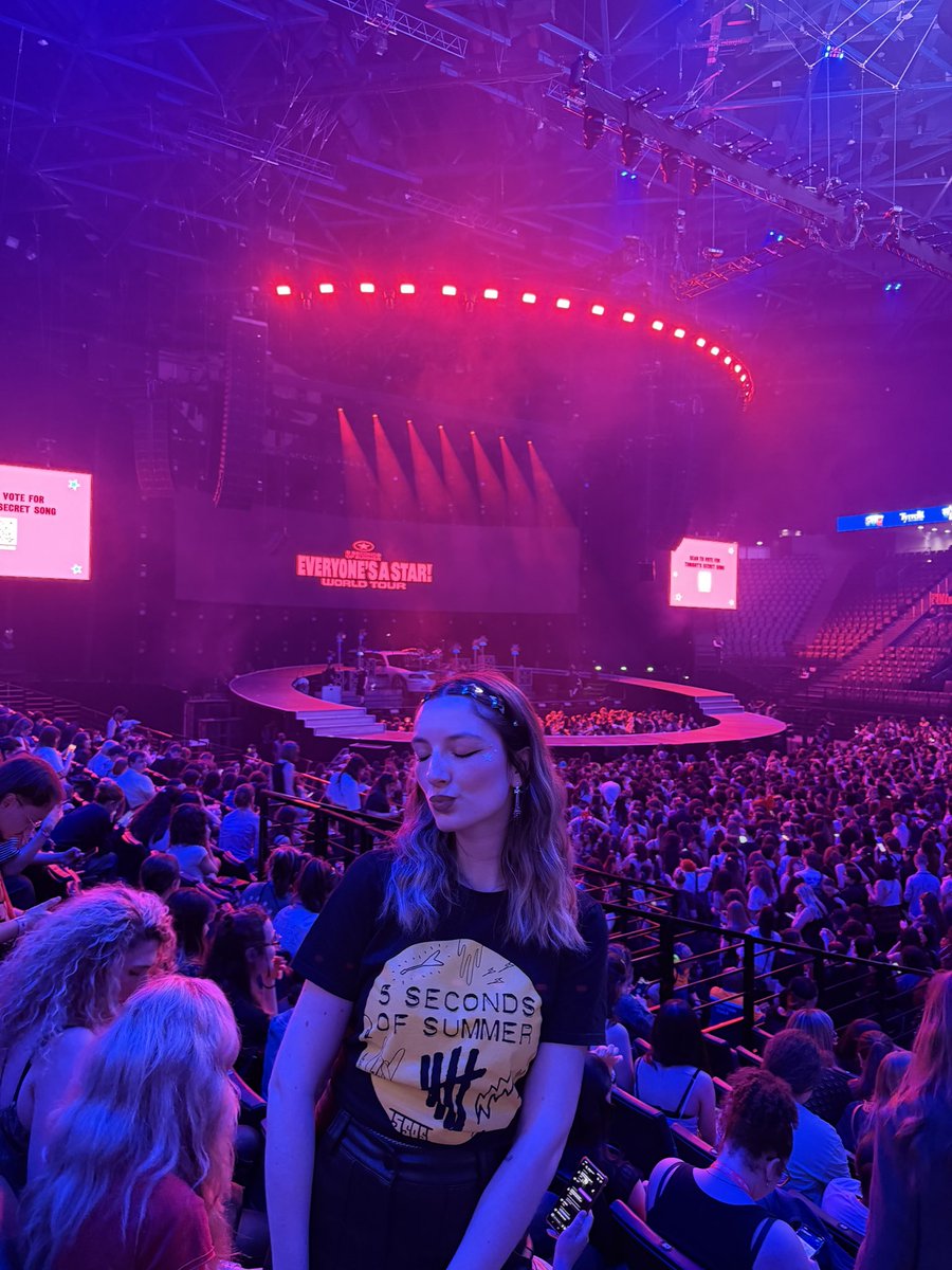 sharainsaw's tweet image. need to go back with my favorite boyband ￼⭐️
#ParisIsAStar #EASParis #EASTour