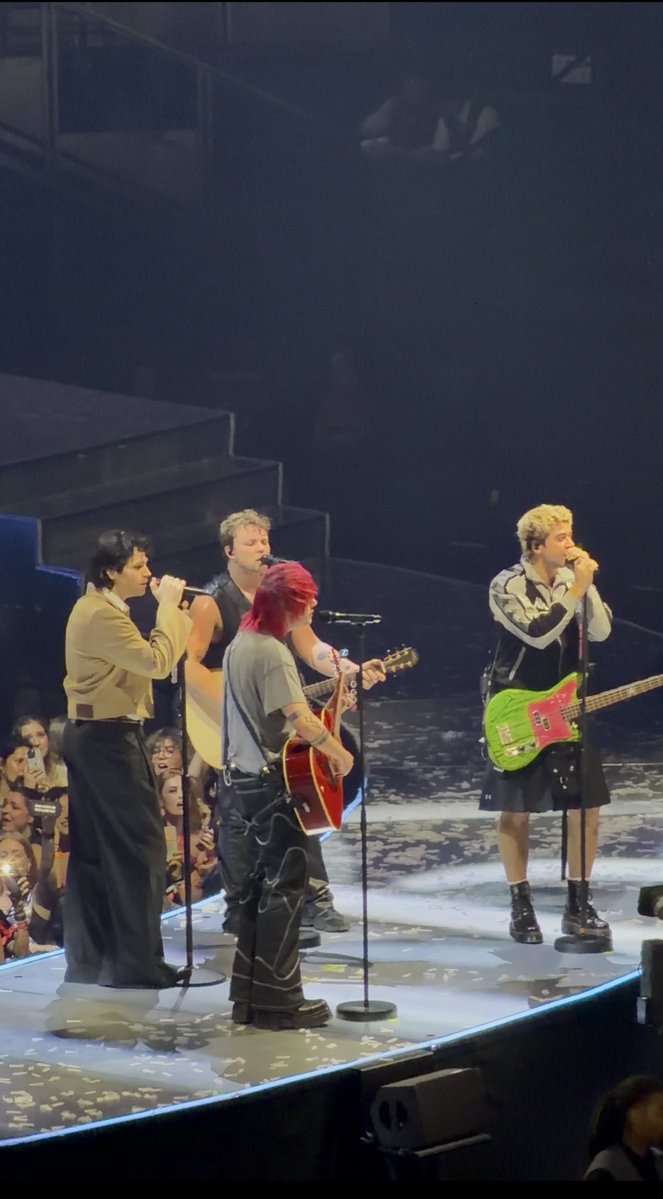 sharainsaw's tweet image. need to go back with my favorite boyband ￼⭐️
#ParisIsAStar #EASParis #EASTour