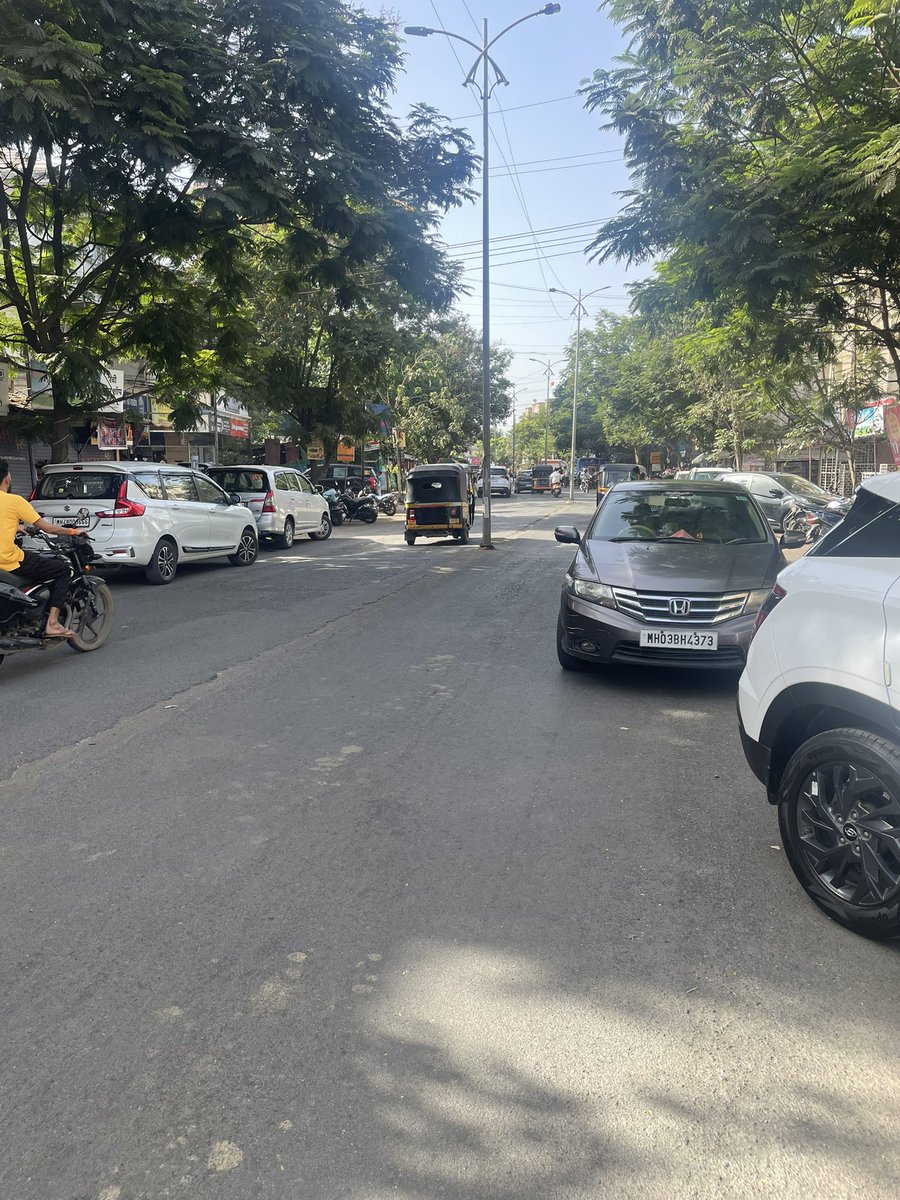 खाचेरी रोड, रसाम हॉटेलजवळ बराच काळ ही समस्या दिसतेय. लोक आपली चारचाकी वाहने रस्त्याच्या मध्ये उभी करतात आणि तासनतास सोडून देतात. जवळच हॉस्पिटल असताना रुग्णवाहिकाही या रस्त्यावरून जाऊ शकत नाही. कृपया या ठिकाणी चारचाकी वाहनांच्या उभ्या राहण्यावर कठोर कारवाई करा.<a href="/Palghar_Police/">पालघर पोलीस | Palghar Police</a>