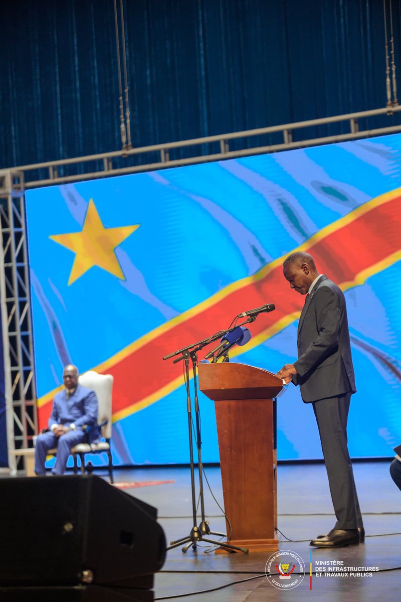 MinITP_RDC's tweet photo. CONFÉRENCE NATIONALE SUR LES INFRASTRUCTURES « FATSHI BÂTIT »

Kinshasa, mercredi 8 avril 2026,
Placées sous le thème « Infrastructures durables et innovantes : vers un système moderne et compétitif pour les ITP en RDC », ces assises s’inscrivent dans le contexte de la mise en œuvre du Plan national stratégique de développement (PNSD), qui place la modernisation des infrastructures au cœur de la transformation économique, sociale et territoriale de la RDC.

Première Conférence Nationale sur les infrastructures et les travaux publics en RDC
• Réunion du 8 au 10 avril 2026 à Kinshasa.
• 500 participants issus des secteurs public, privé et académique.
• Participation des partenaires techniques et financiers des 26 provinces du pays.

1️⃣ Cadre de dialogue stratégique

• Échanges entre experts pendant trois jours.
• Création d’un cadre de dialogue stratégique.
• Orientation des politiques publiques du secteur.

2️⃣Objectifs de la rencontre

• Promouvoir l’innovation.
• Partager les bonnes pratiques.
• Renforcer la gouvernance et la coordination.
• Mobiliser les investissements.
• Développer l’expertise nationale.

3️⃣ Vision du Chef de l’État

• Faire des infrastructures le socle de la diversification de l’économie congolaise.
• Vision matérialisée par le Programme de Développement Local des 145 territoires (PDL-145T).

4️⃣ Rôle des infrastructures

• Infrastructures présentées comme moteur de transformation économique.
• Modernisation du réseau routier, ferroviaire et énergétique comme levier essentiel de croissance.
• Renforcement de l’intégration régionale du pays.

5️⃣ Ambition stratégique nationale

• Transformer la position géographique exceptionnelle en avantage stratégique décisif.
• Faire de la RDC un corridor de transit reliant les grandes régions du continent africain, de l’océan Indien à l’Atlantique et du nord au sud.

6️⃣ Miser sur l’application effective des résolutions

• Nouvelle dynamique impulsée par le ministre des infrastructures et travaux publics, John Banza Lunda.
• Valorisation des ouvrages publics et modernisation du secteur.
• Conférence présentée comme un cadre orienté vers des résultats concrets et immédiatement opérationnels.

7️⃣ Mise en œuvre des conclusions

• Attention particulière à la mise en œuvre rapide des conclusions de la conférence.
• Mise en place d’un dispositif interne de suivi.
• Points d’étapes réguliers pour la feuille de route 2026-2030.
• Déclaration de Kinshasa.
• Mécanismes d’indicateurs de performance.
• Commission des normes pour produire des effets tangibles sur le terrain.

8️⃣ Alignement stratégique et perspectives des travaux

• Alignement sur le 5ème pilier du programme quinquennal du Chef de l’État dédié à l’amélioration de l’accès aux services sociaux de base.
• Volonté de faire des infrastructures le moteur de la transformation socio-économique du pays.
• Inscription dans les dynamiques africaines actuelles : corridors, intégration logistique, chaînes de valeur régionales et résilience climatique.
• Première édition de la Conférence Nationale sur les ITP appelée à déboucher sur plusieurs recommandations immédiatement à mettre en œuvre pour la relance du secteur des infrastructures et travaux publics, vital pour l’avenir du pays.

@Presidence_RDC 
@PrimatureRDC