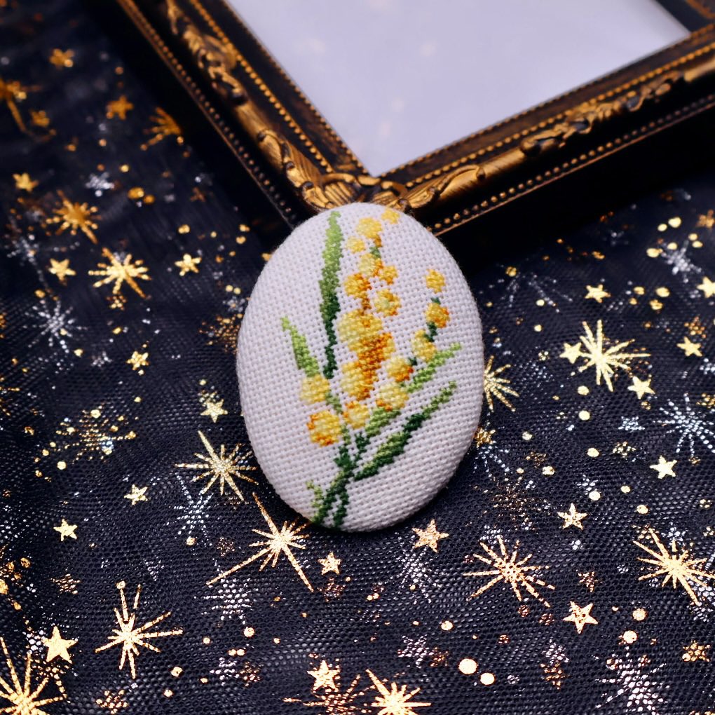 charmante_merce's tweet image. 4月の誕生花であるミモザの花を刺繍したブローチをご紹介✨️
誰でもおしゃれに付けられるデザインです💐
布の色は白と緑から選べます🥰
サイズ：縦55mm×横40mm
価格：2000円(送料込)
#ミモザ #mimosa #ハンドメイド #刺繍 

Creema→ creema.jp/item/20610230/…
minne→ minne.com/items/45208465