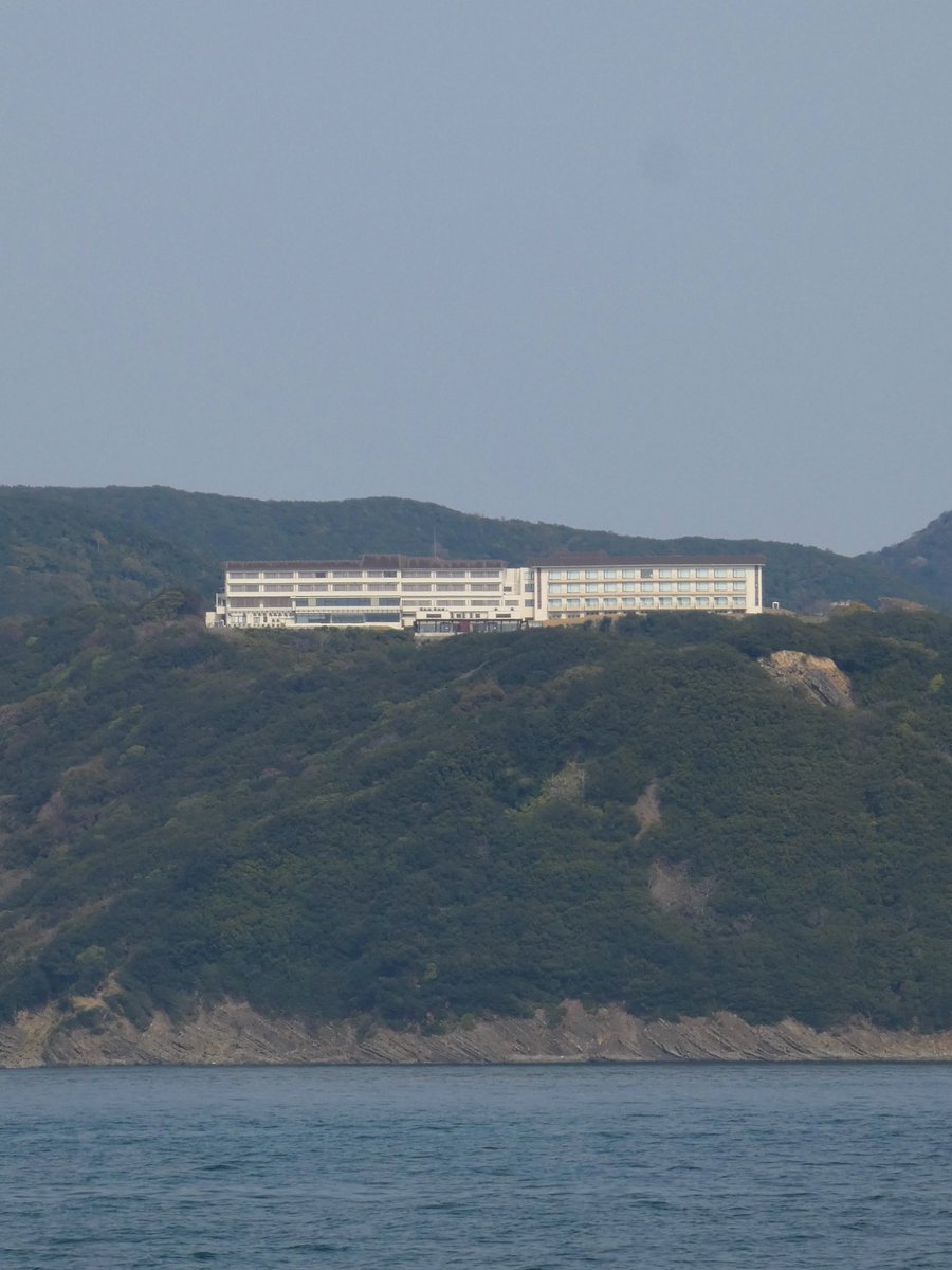 kae1993h's tweet photo. ここどうやって行くの？
なんでここに建てようと思ったの？

ってくらい山の上や崖の先にあるホテルを見ると、なぜかすごくワクワクします。

便利とは言えない場所なのに、
わざわざそこに建てた理由がある気がして。

たどり着くまでの道のりまで含めて、
旅って面白いなと思う瞬間です。 https://t.co/83B76wCGz6